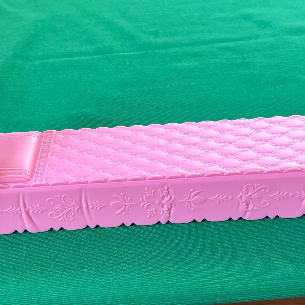 Disney Frozen 2 Ultimate Arendelle Castle Anna's Bed Pink White Headboard HTF - Picture 3 of 6